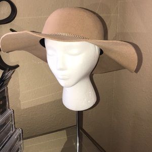 Woman’s floppy hat/ Sun hat